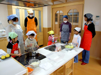 野菜を煮込みます