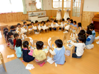 丸く輪になって